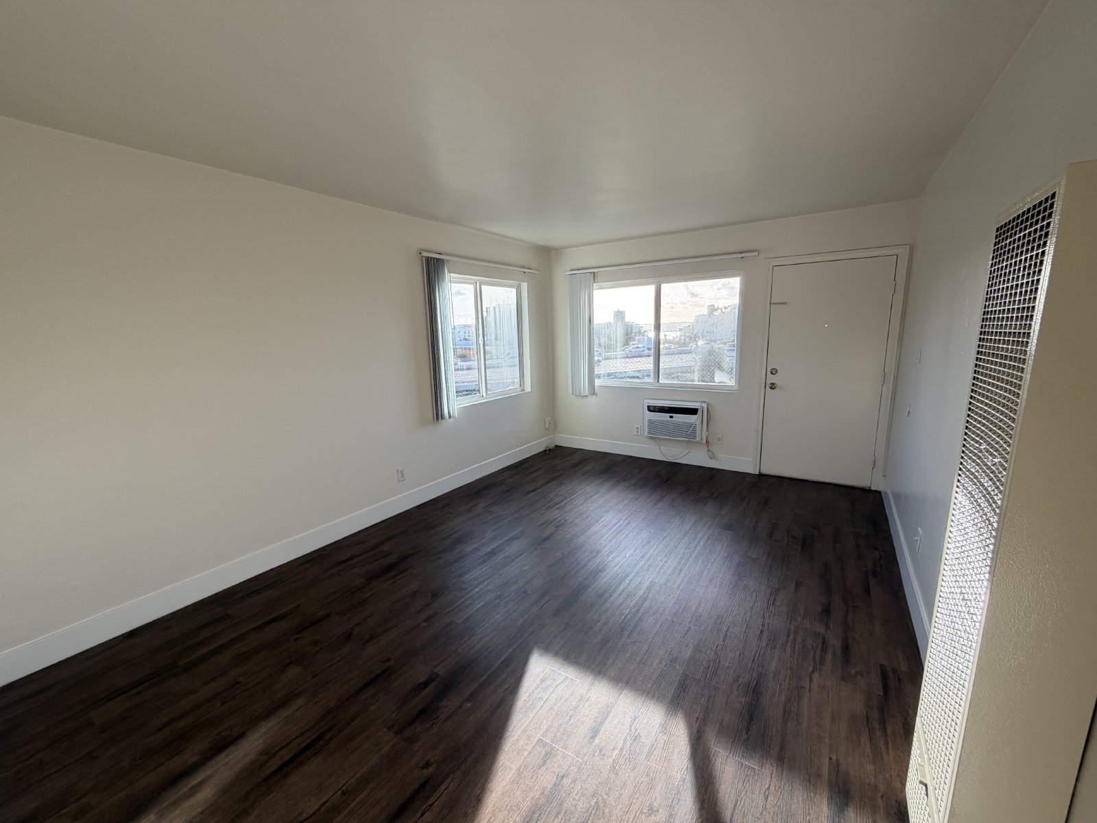 Charming 1 Bedroom in Banker's Hill with Bay Views! Only half a Mile from Waterfront Park! property image