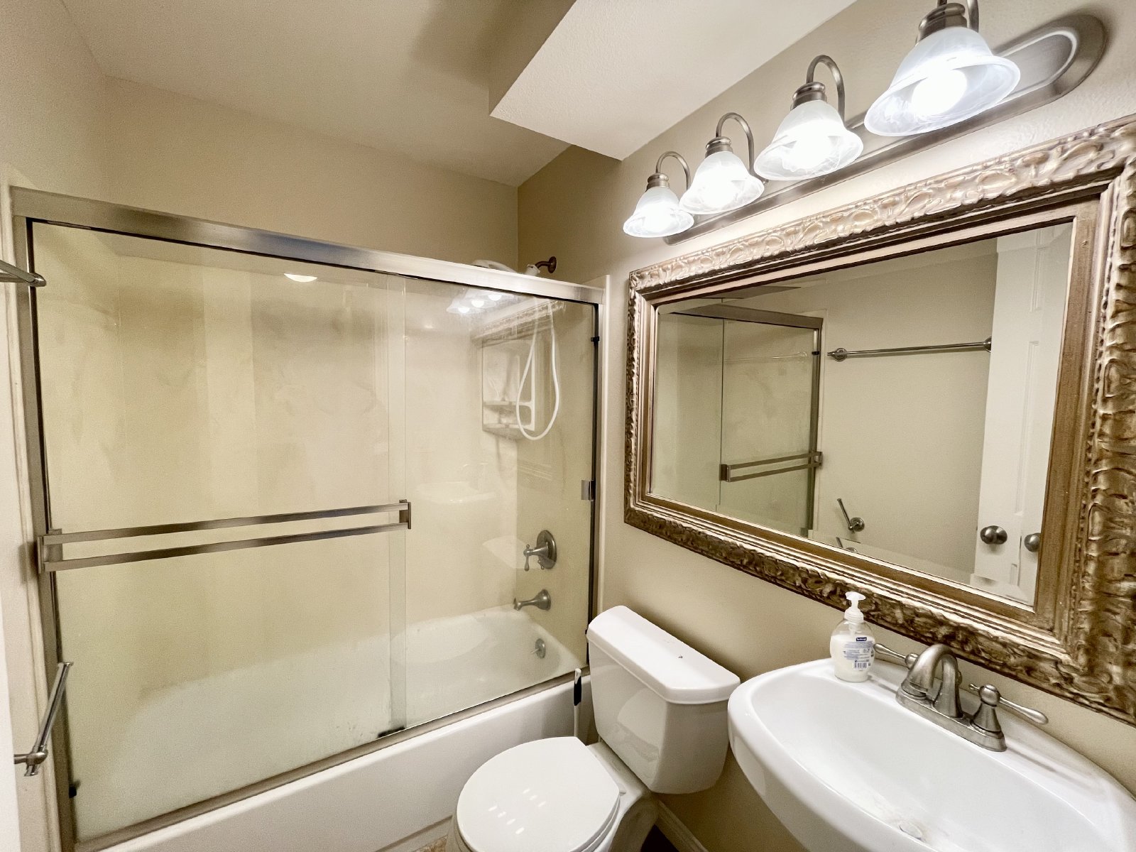 Beautiful 2BD/2BA Condo With Two Parking Spaces in PB property image