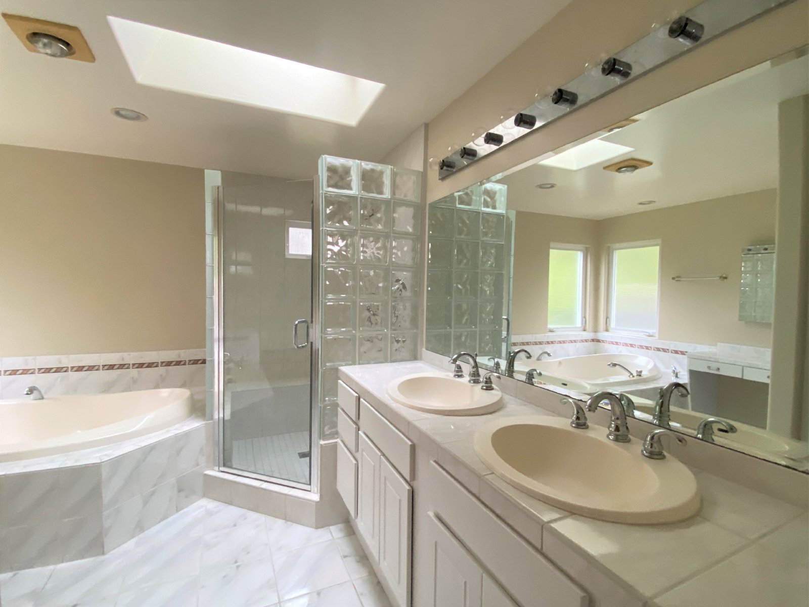 3BR 3BA home, located in beautiful Solana Beach! Spacious layout with lush landscape property image