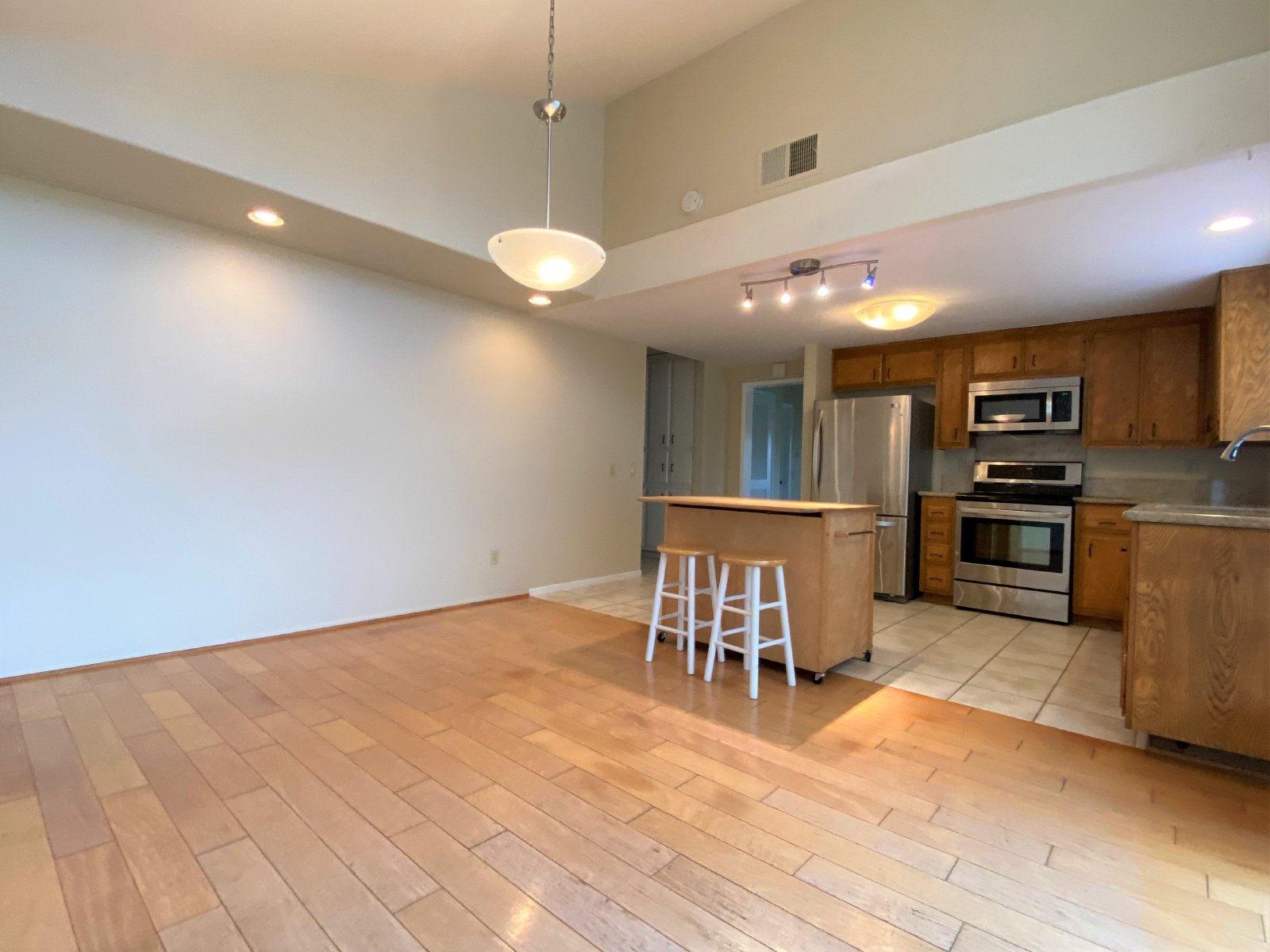 3BR 3BA home, located in beautiful Solana Beach! Spacious layout with lush landscape property image