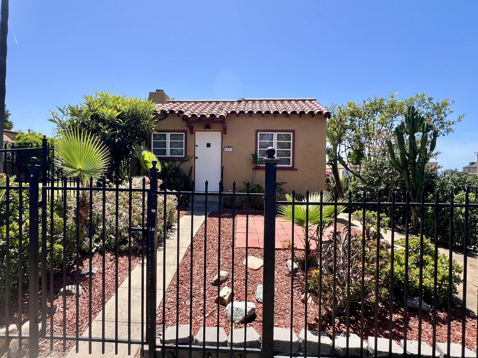 Charming and updated 1-bedroom, 1-bath apartment available now property image