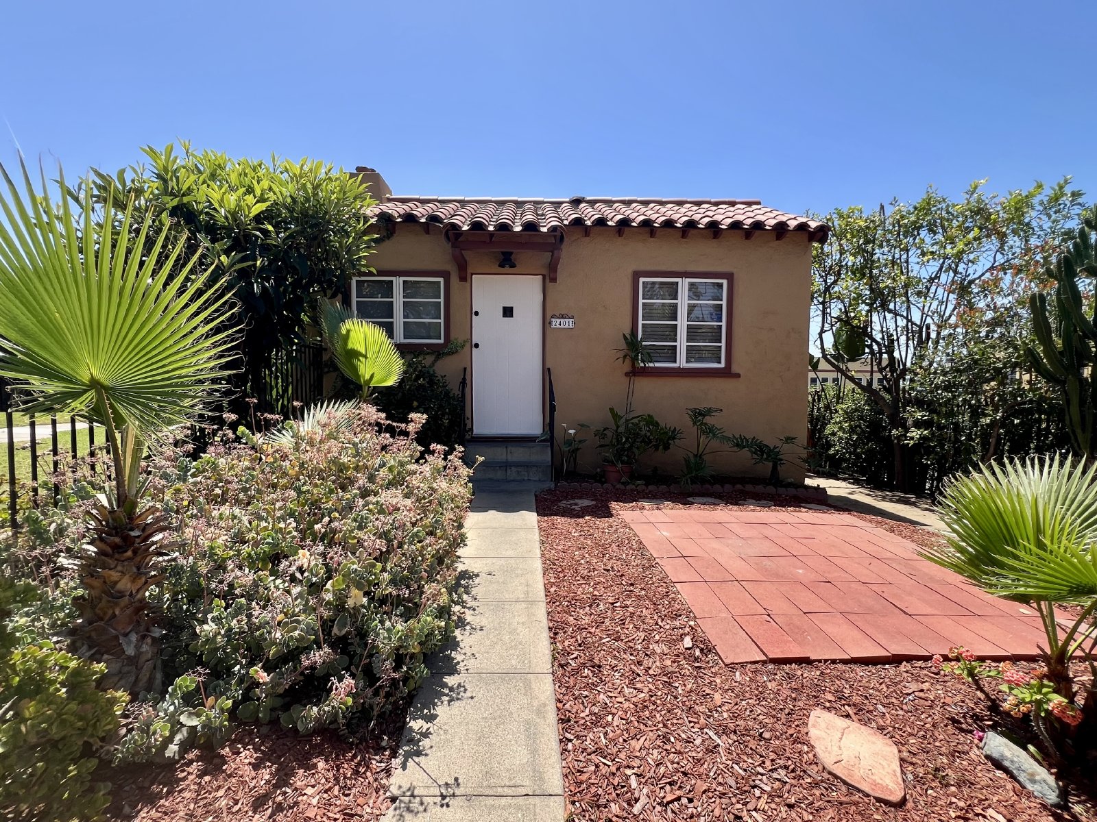 Charming and updated 1-bedroom, 1-bath apartment available now property image