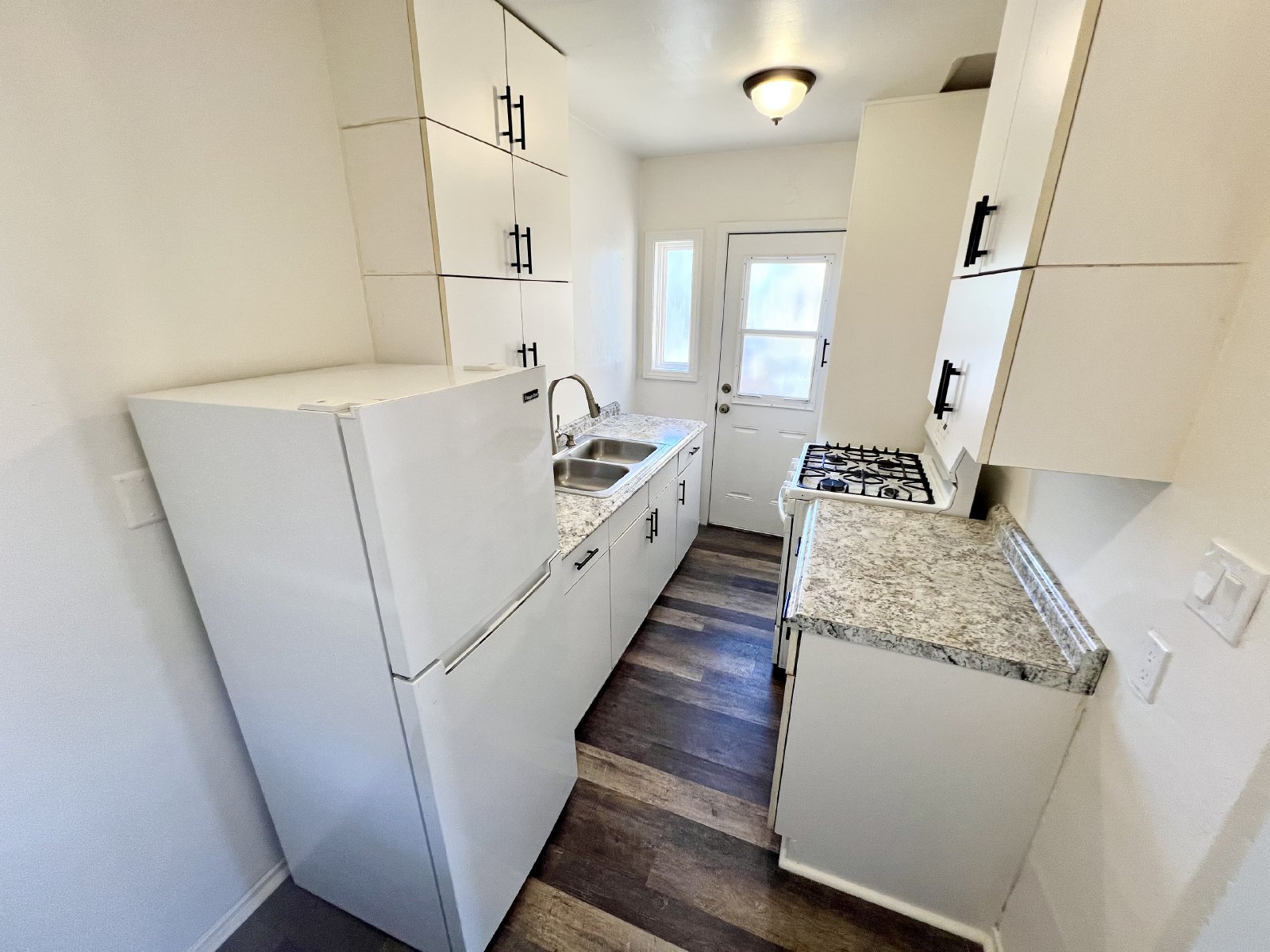 Charming and updated 1-bedroom, 1-bath apartment available now property image