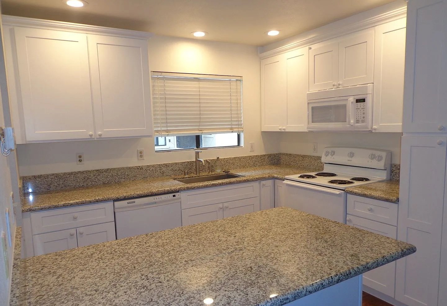 Gorgeous Pacific Beach 2 Bed 2.5 Bath Townhouse property image