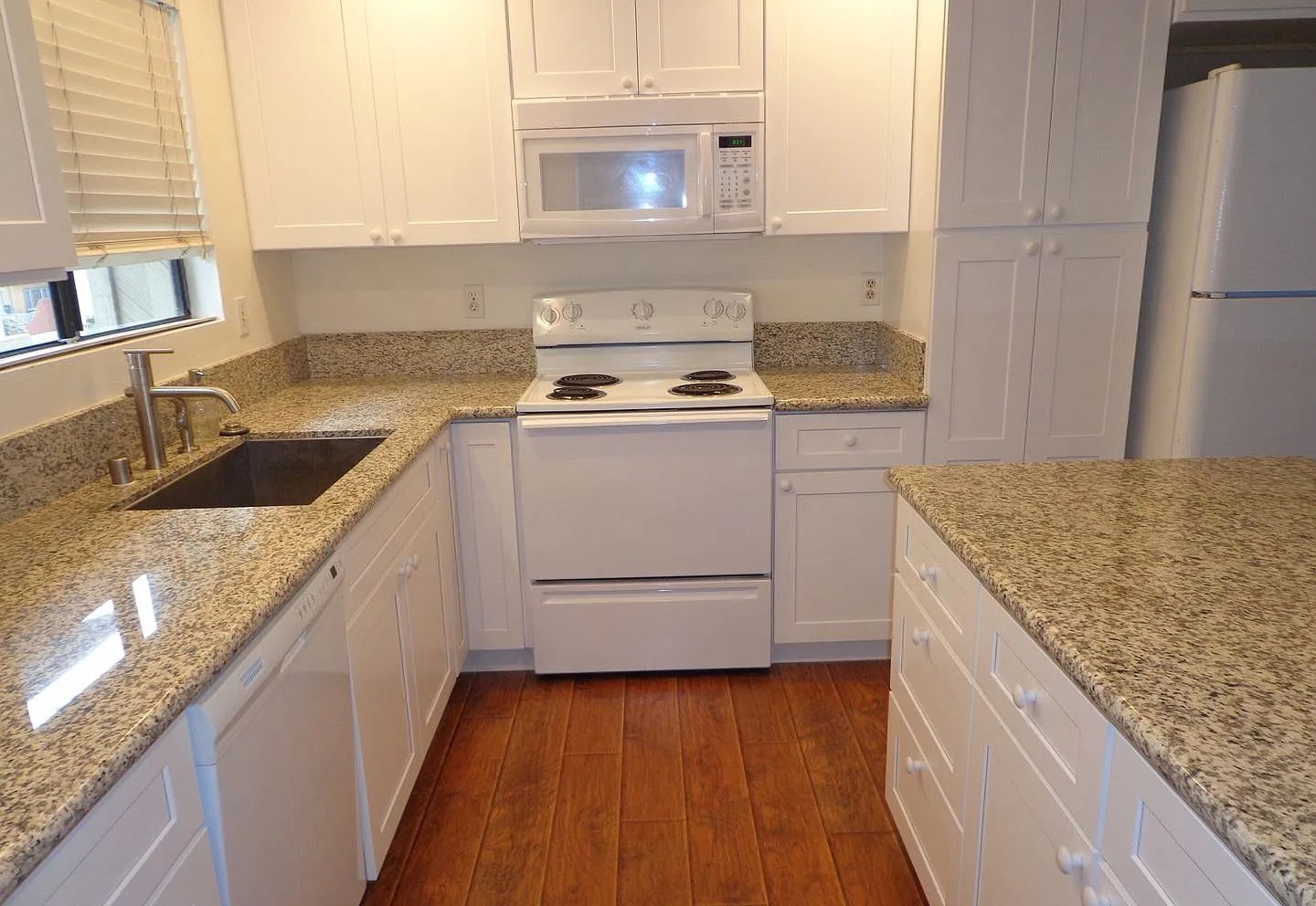 Gorgeous Pacific Beach 2 Bed 2.5 Bath Townhouse property image