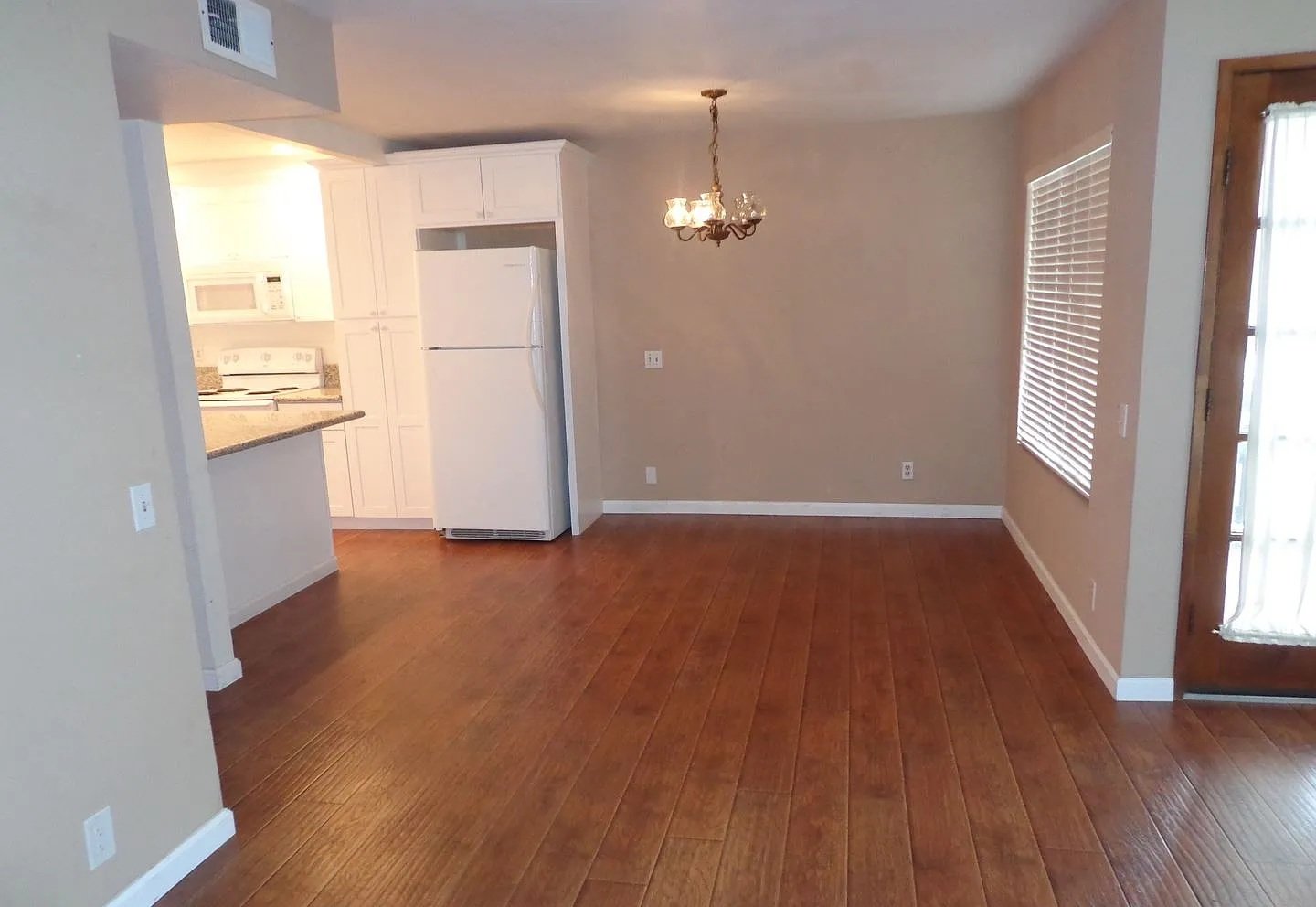 Gorgeous Pacific Beach 2 Bed 2.5 Bath Townhouse property image