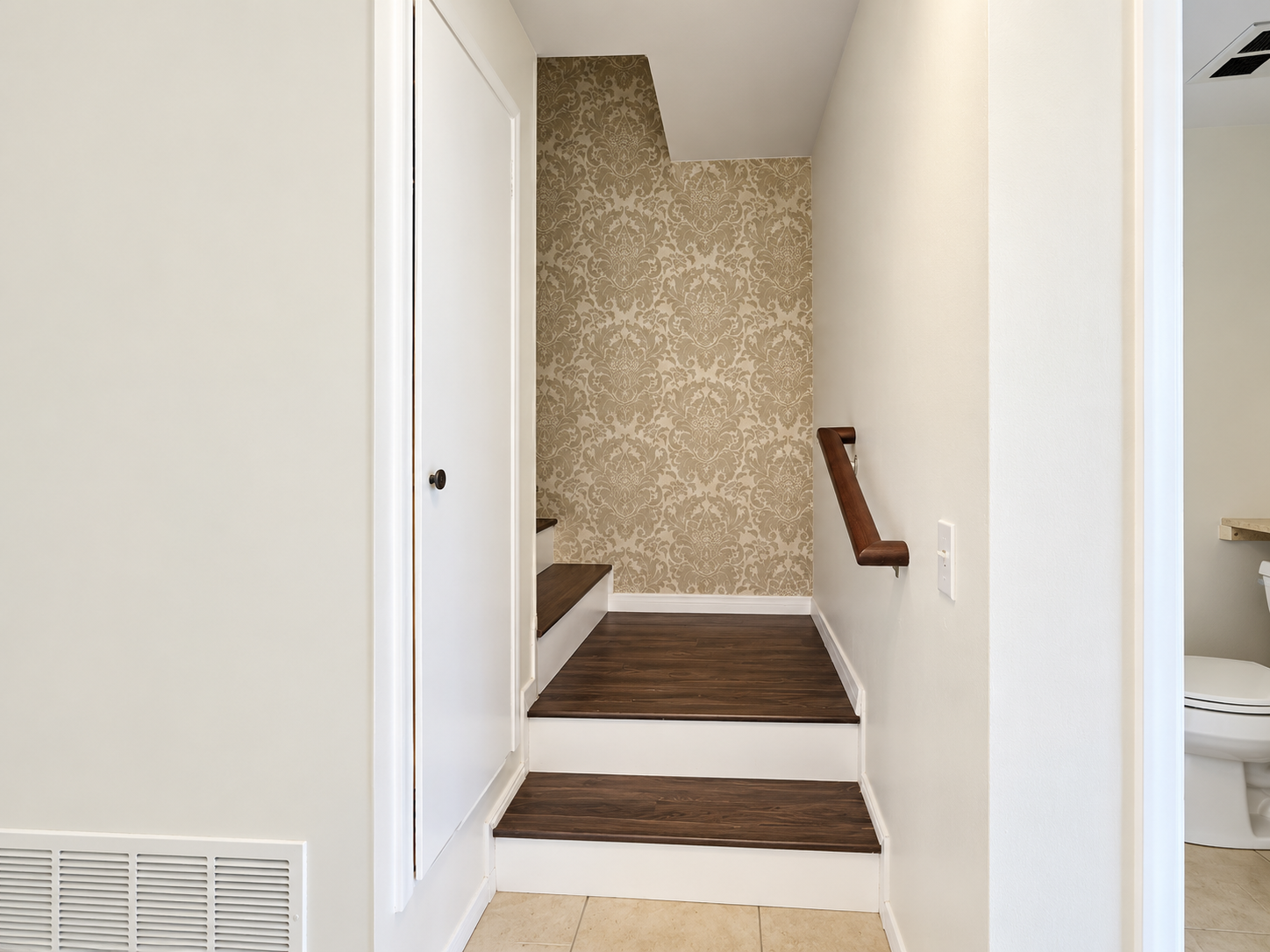 Spacious 3-Bedroom Townhome in a Prime Central San Diego Location property image
