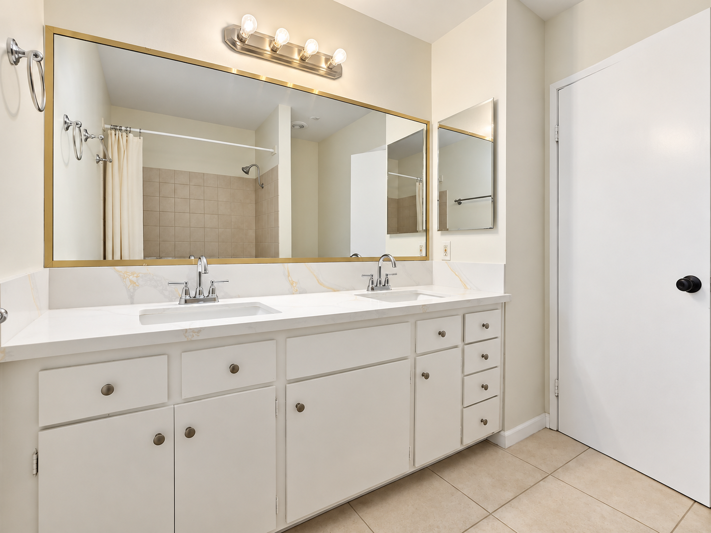 Spacious 3-Bedroom Townhome in a Prime Central San Diego Location property image