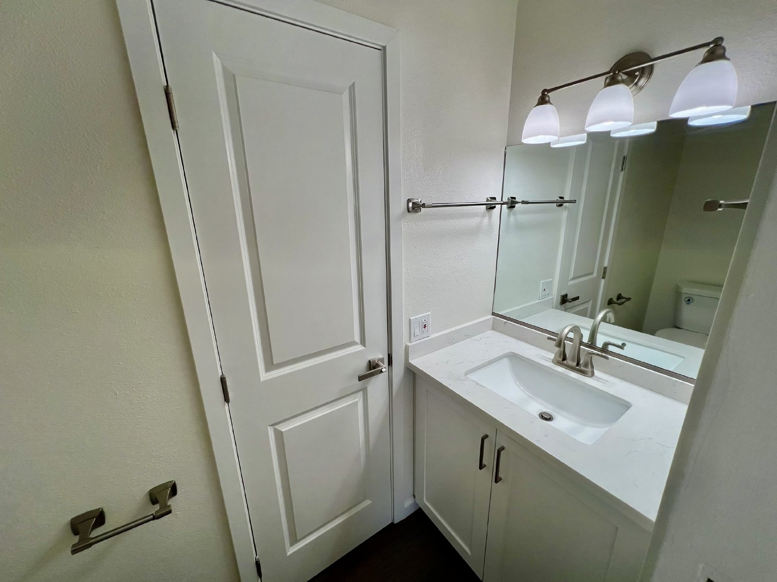 Beautifully remodeled 2 bedroom, 1.5 bathroom condo! property image